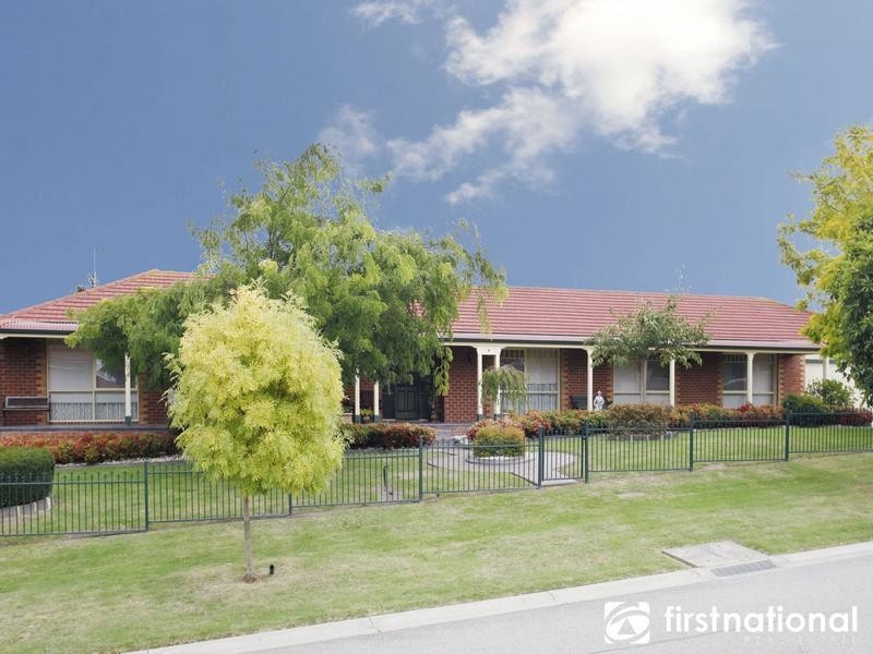 21 St Helens Crescent, Narre Warren North VIC 3804