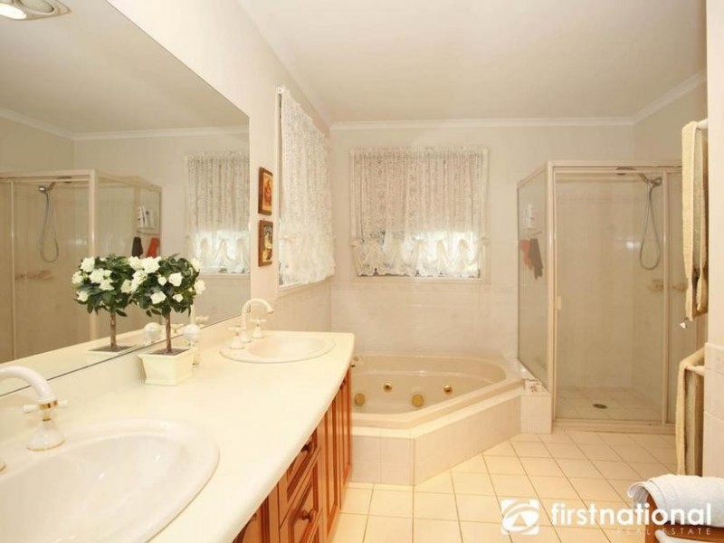 21 St Helens Crescent, Narre Warren North VIC 3804