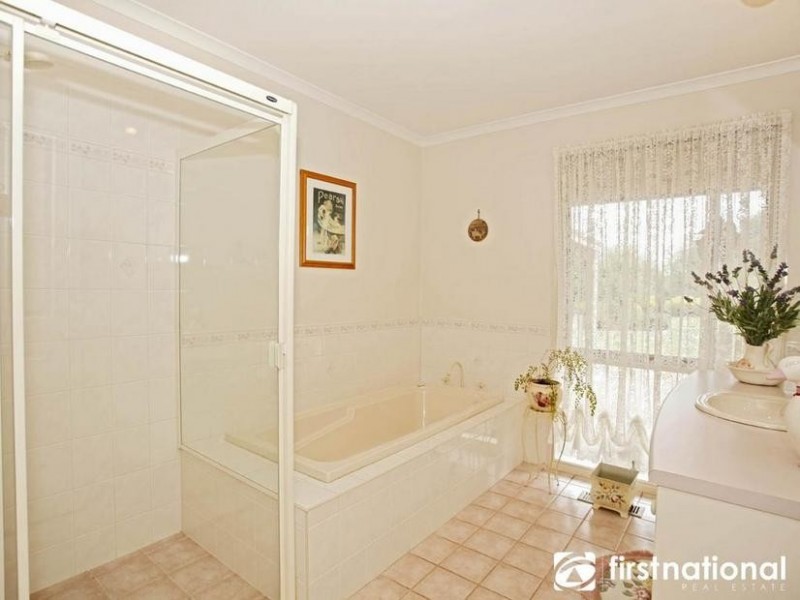 21 St Helens Crescent, Narre Warren North VIC 3804