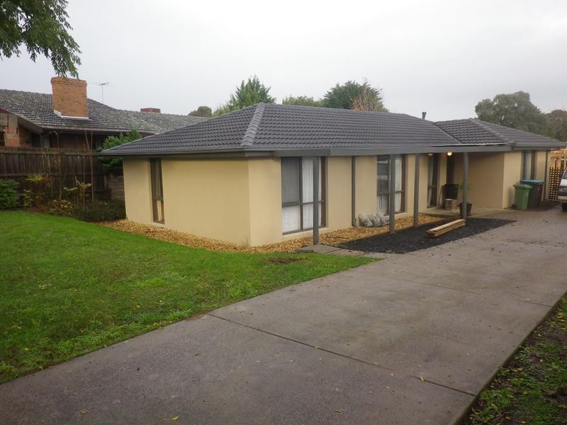 9 Strathaven Drive, Berwick VIC 3806