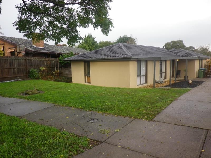 9 Strathaven Drive, Berwick VIC 3806