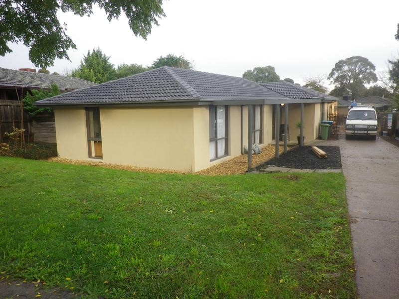 9 Strathaven Drive, Berwick VIC 3806