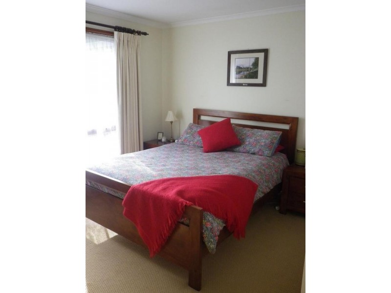 9 Strathaven Drive, Berwick VIC 3806