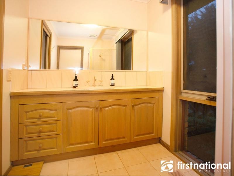 39 Edrington Park Drive, Berwick VIC 3806