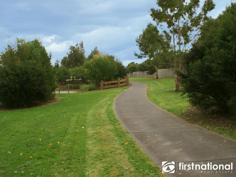 39 Edrington Park Drive, Berwick VIC 3806
