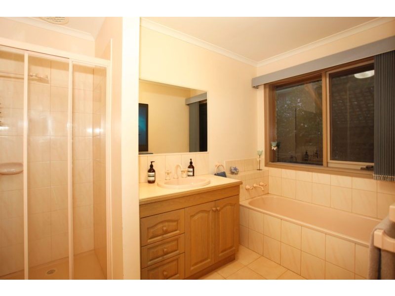 39 Edrington Park Drive, Berwick VIC 3806