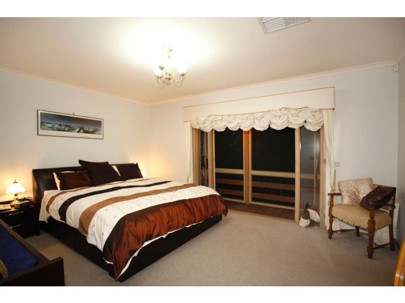 39 Edrington Park Drive, Berwick VIC 3806