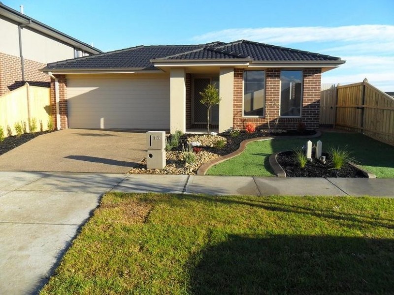 15 Howe Way, Cranbourne East VIC 3977