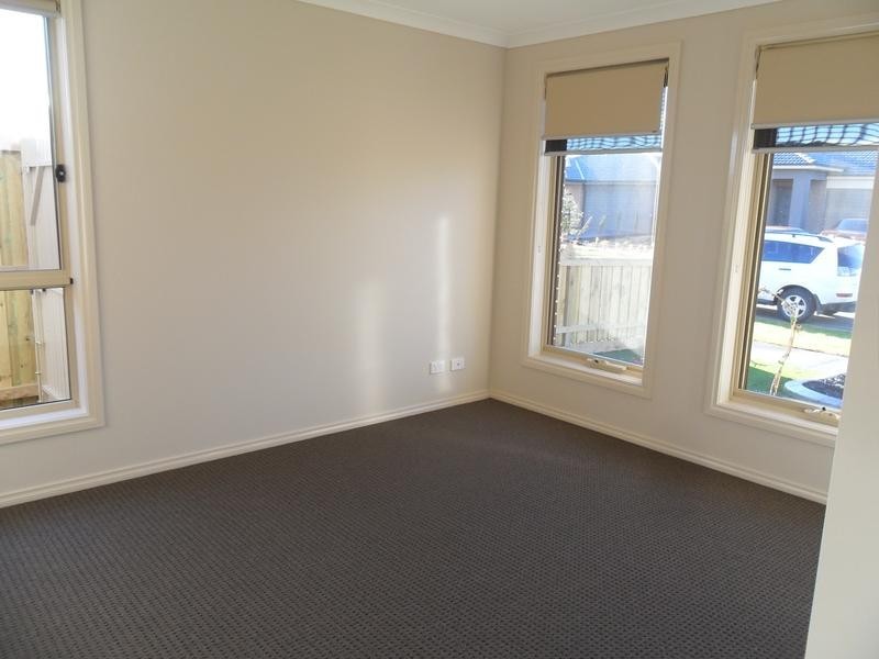 15 Howe Way, Cranbourne East VIC 3977