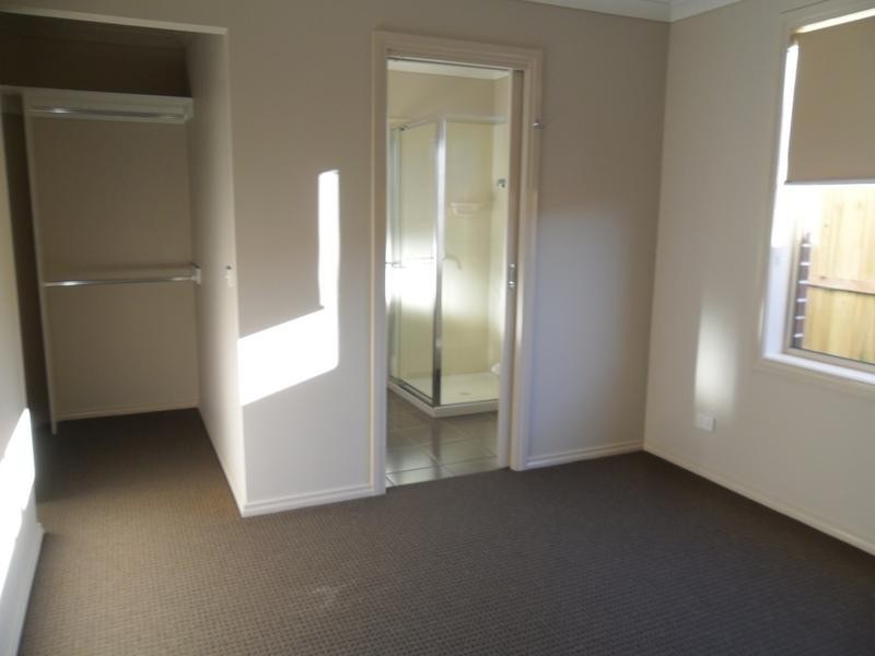 15 Howe Way, Cranbourne East VIC 3977