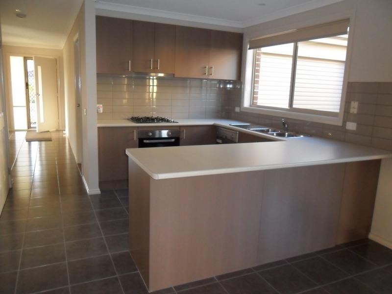 15 Howe Way, Cranbourne East VIC 3977