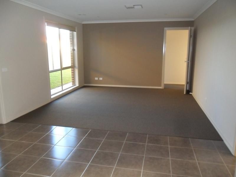 15 Howe Way, Cranbourne East VIC 3977