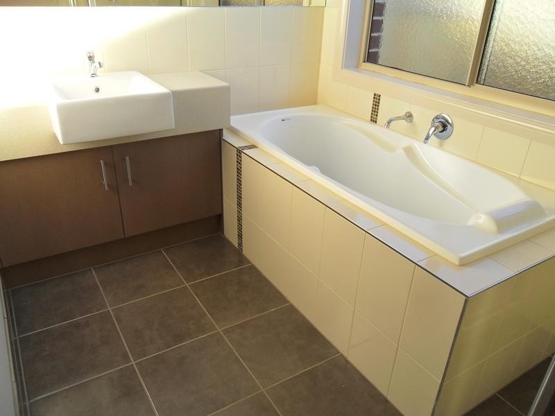 15 Howe Way, Cranbourne East VIC 3977