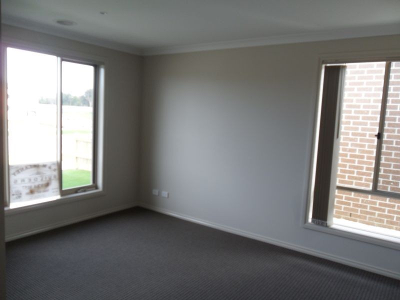 18 Blackledge Drive, Cranbourne East VIC 3977