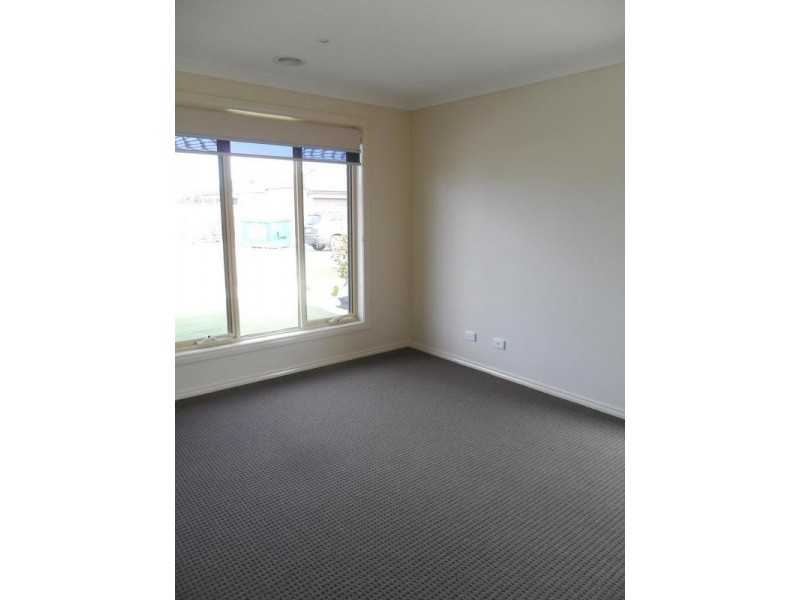 8 Blackledge Drive, Cranbourne East VIC 3977