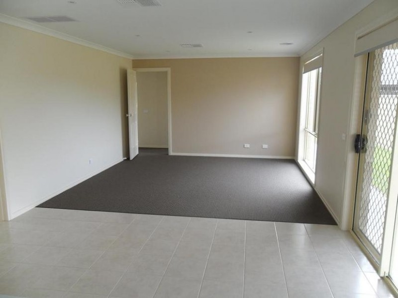 8 Blackledge Drive, Cranbourne East VIC 3977