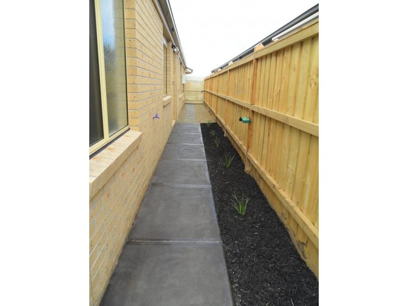 8 Blackledge Drive, Cranbourne East VIC 3977