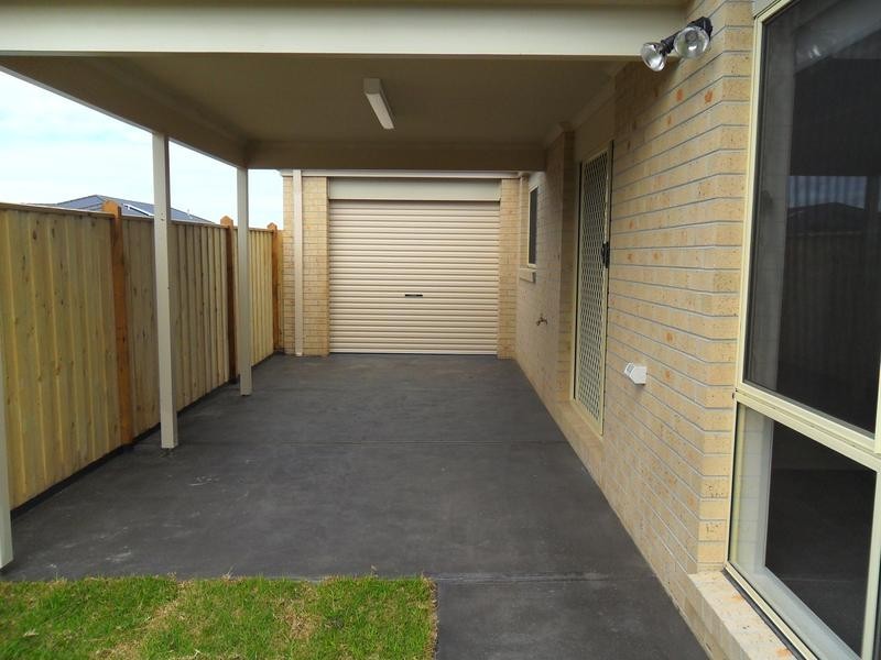 8 Blackledge Drive, Cranbourne East VIC 3977