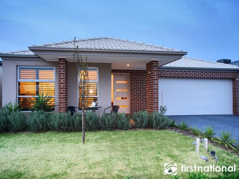 14 Crestway Drive, Cranbourne North VIC 3977