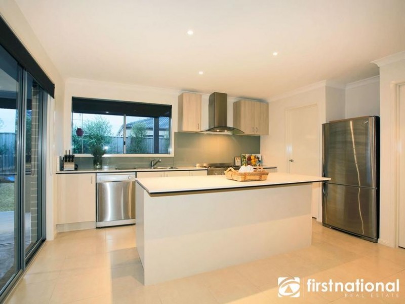 14 Crestway Drive, Cranbourne North VIC 3977