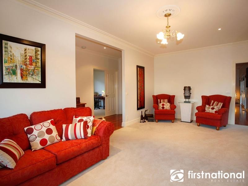 15 Cara Crescent, Berwick VIC 3806