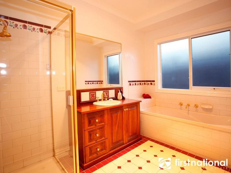 15 Cara Crescent, Berwick VIC 3806