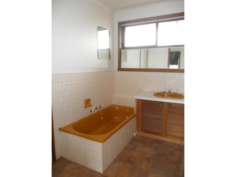 2/37 Clyde Road, Berwick VIC 3806