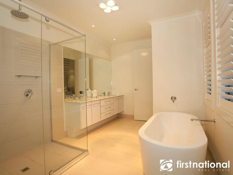 2/48 Langmore Lane, Berwick VIC 3806