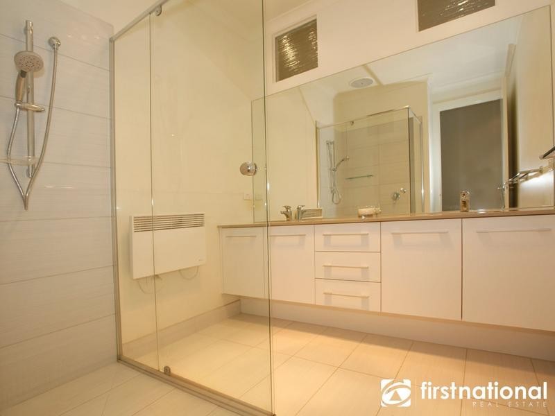 2/48 Langmore Lane, Berwick VIC 3806