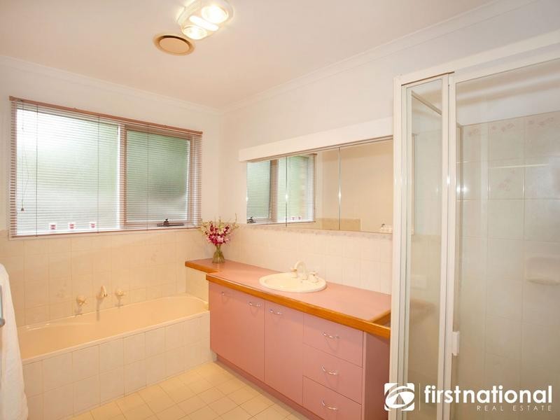 6 Renmark Court, Berwick VIC 3806