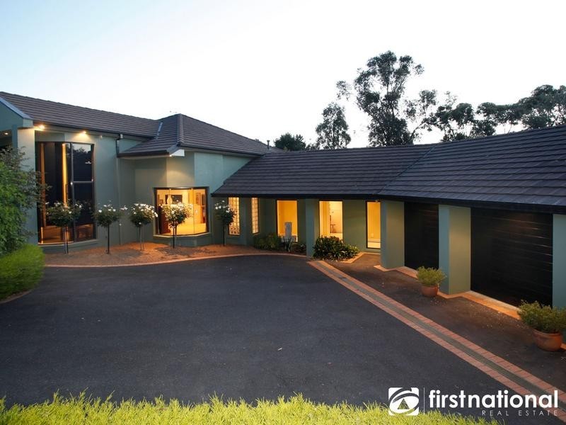 16 Casey Drive, Berwick VIC 3806