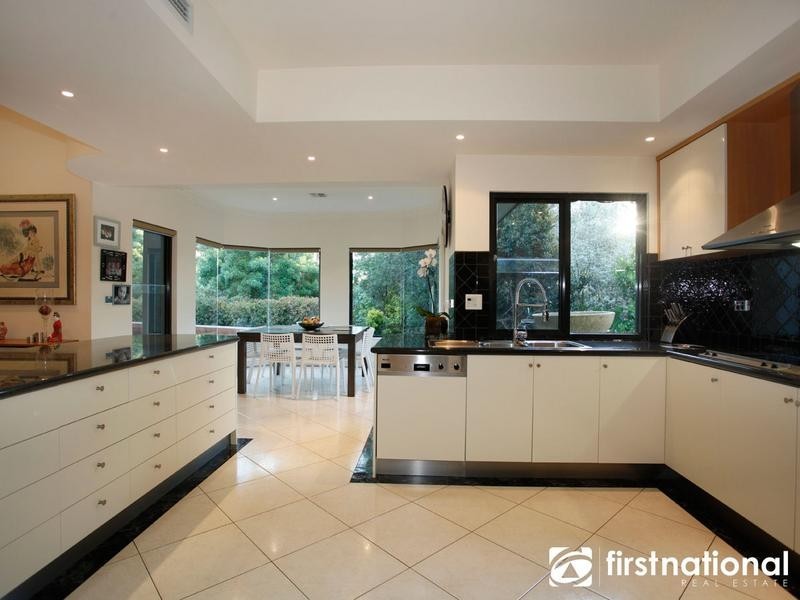 16 Casey Drive, Berwick VIC 3806