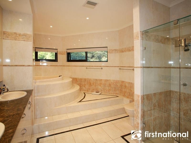 16 Casey Drive, Berwick VIC 3806