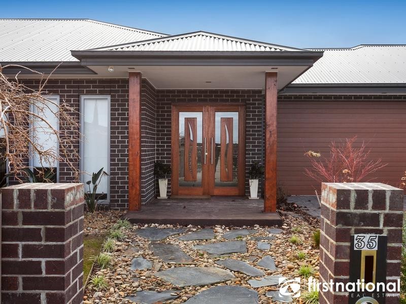 35 Bernly Boulevard, Berwick VIC 3806