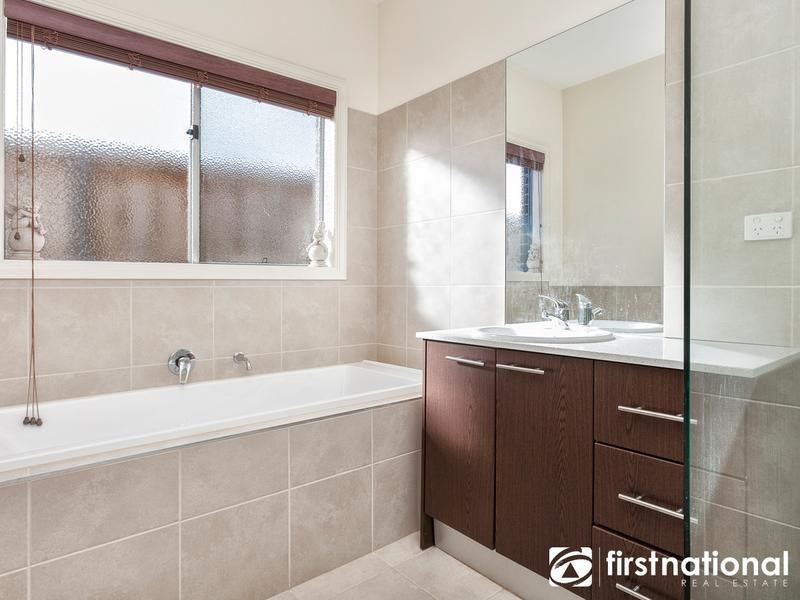 35 Bernly Boulevard, Berwick VIC 3806