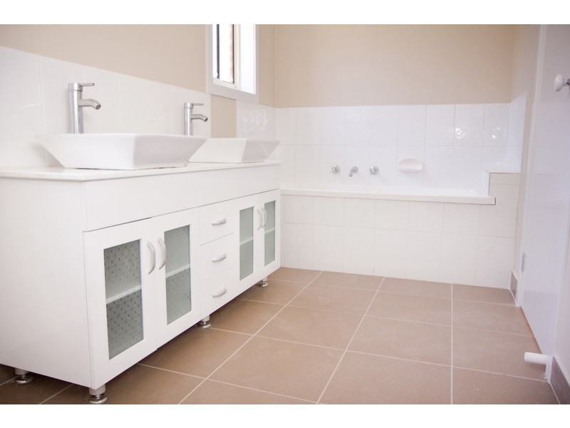 2/84 Sweeney Drive, Narre Warren VIC 3805