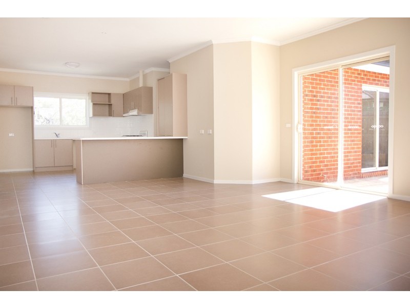 2/84 Sweeney Drive, Narre Warren VIC 3805