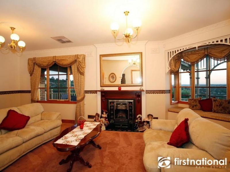 8 Otterburn Drive, Berwick VIC 3806