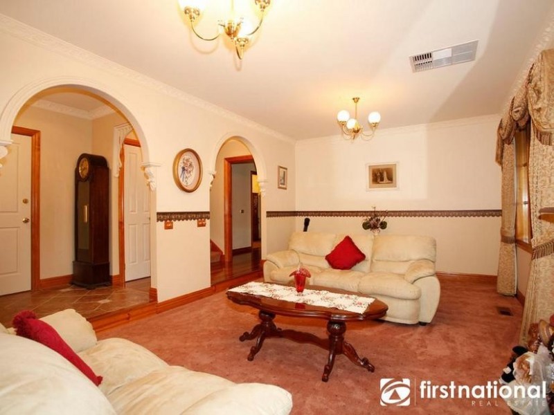 8 Otterburn Drive, Berwick VIC 3806