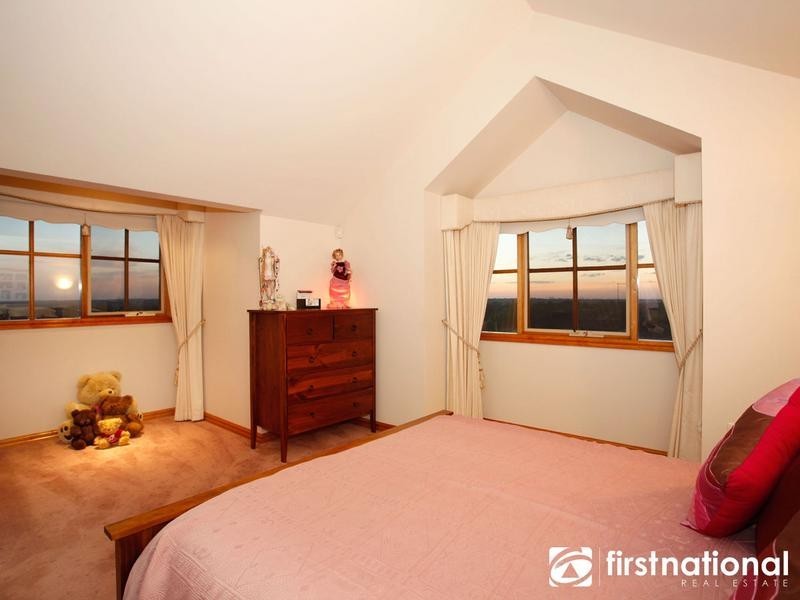 8 Otterburn Drive, Berwick VIC 3806