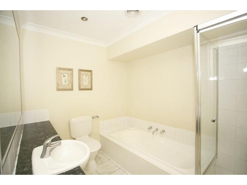 2/20 Outlook Drive, Berwick VIC 3806
