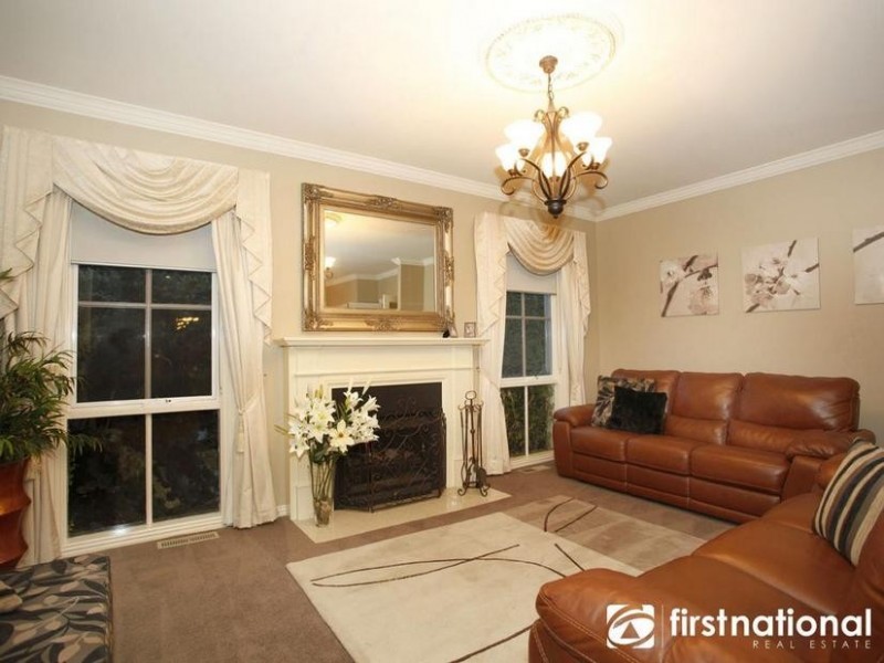 27 Rydaldene Way, Berwick VIC 3806