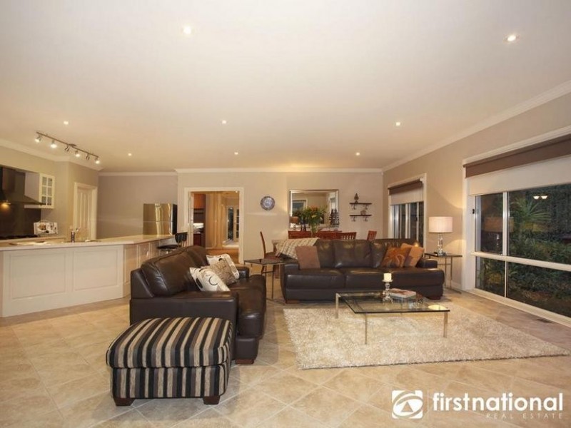 27 Rydaldene Way, Berwick VIC 3806