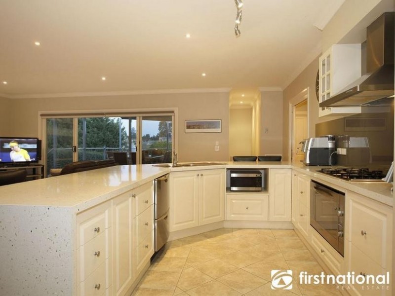 27 Rydaldene Way, Berwick VIC 3806