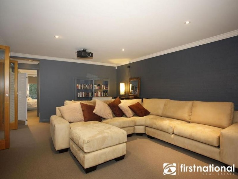 27 Rydaldene Way, Berwick VIC 3806