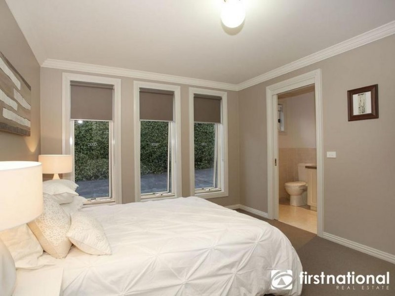 27 Rydaldene Way, Berwick VIC 3806