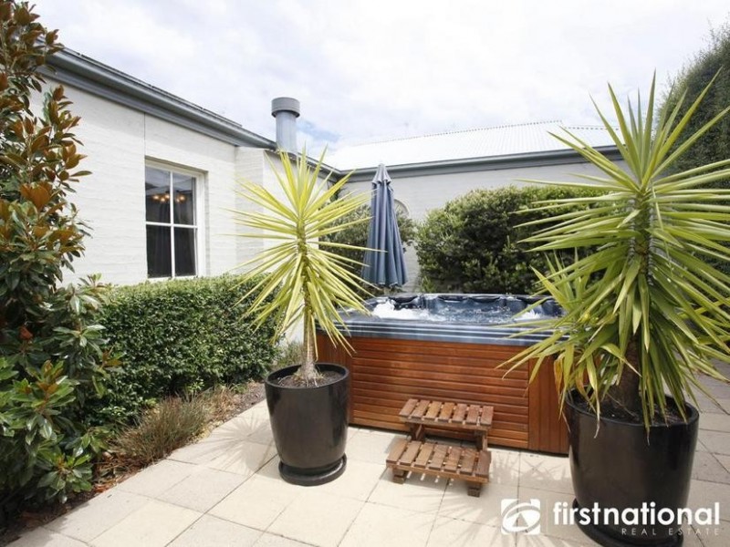 27 Rydaldene Way, Berwick VIC 3806