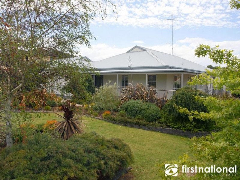 27 Rydaldene Way, Berwick VIC 3806