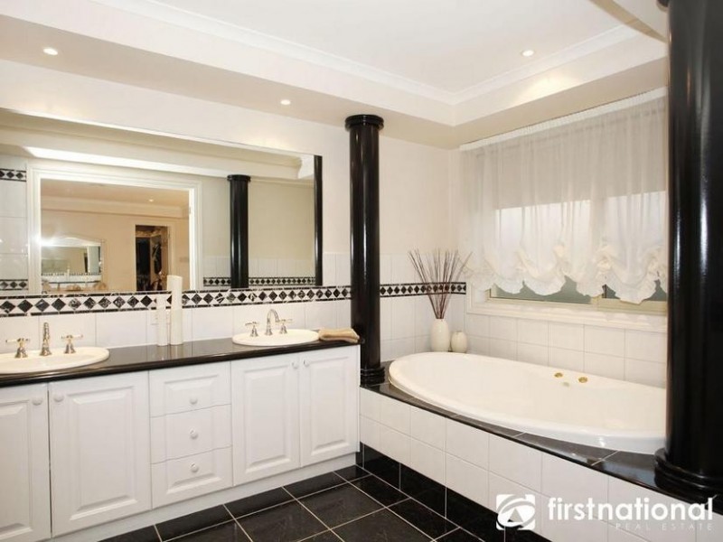 29 Rydaldene Way, Berwick VIC 3806