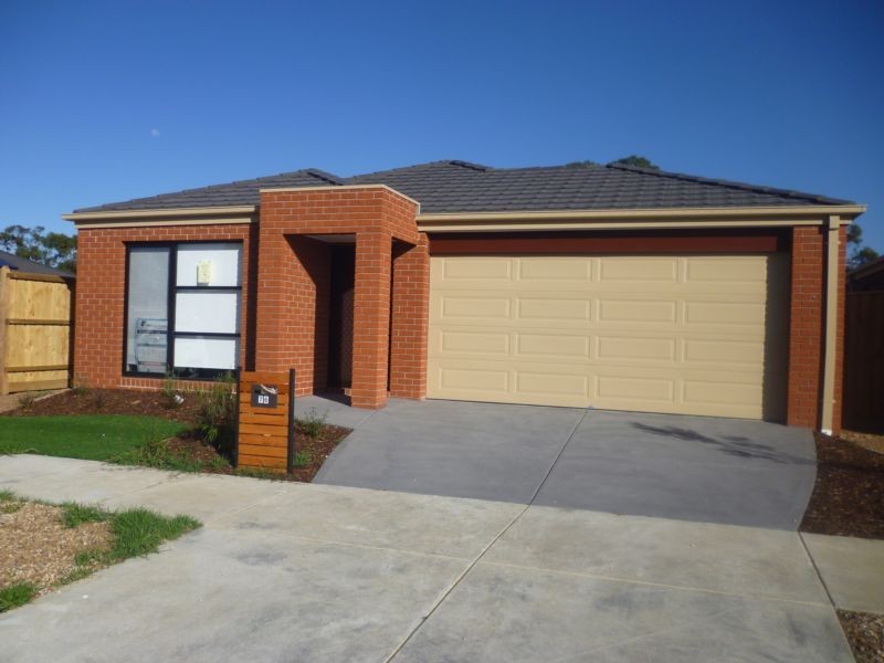 76 Fallingwater Drive, Pakenham VIC 3810